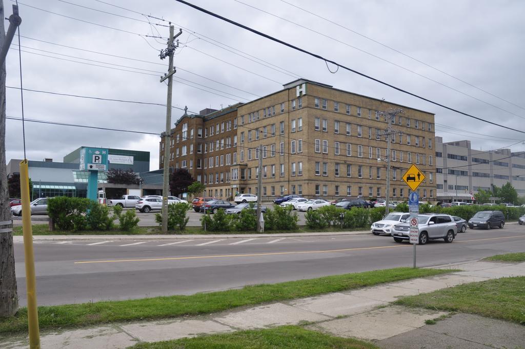 Moncton Suites - Apartments Across Georges Dumont 外观 照片